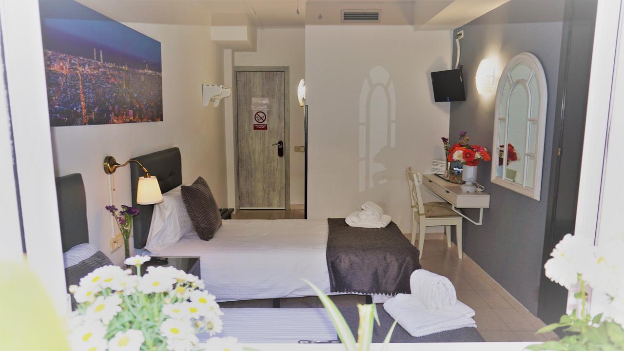 Hostal Lleida Barcelona Eksteriør billede